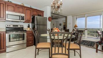 House, 1 Queen Bed (Beach & Tennis 3801) | In-room dining