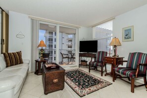 House, 1 Queen Bed (Beach & Tennis 3801) | Living area | TV