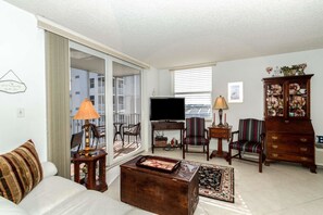 House, 1 Queen Bed (Beach & Tennis 3801) | Living area | TV