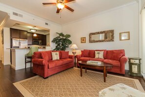 Casa, várias camas (The Residences At Coconut Pointe 8203) | Área de estar | TV