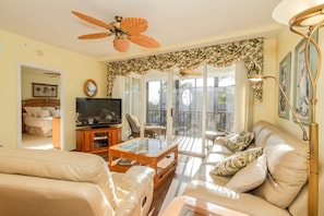 House, Multiple Beds (Hibiscus Pointe 124) | Living area