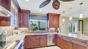 Ferienhaus (4865 Regal Dr) | Eigene Küche | Wasserkocher mit Kaffee-/Teezubehör, Kühlschrank, Mikrowelle