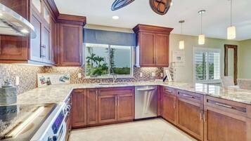 獨棟房屋 (4865 Regal Dr) | 私人廚房 | 電冰箱、微波爐、洗碗機、咖啡機/沖茶器