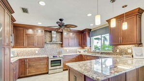 Ferienhaus (4865 Regal Dr) | Eigene Küche | Wasserkocher mit Kaffee-/Teezubehör, Kühlschrank, Mikrowelle
