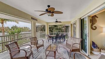 獨棟房屋 (4865 Regal Dr) | 陽台