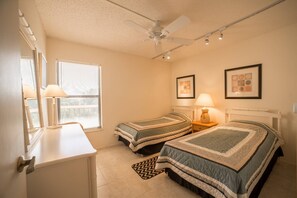 2 bedrooms, iron/ironing board, WiFi - Shamron Beach Condo 507 (Fort Myers Beach)