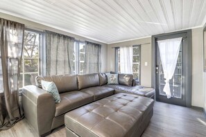 Casa, varias camas (Beach Tree Hippie House) | Área de sala de estar | Televisión 