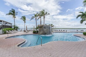 Condo (Lovers Key Resort 901) | Alberca | Alberca al aire libre y alberca climatizada