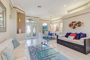House (1526 SW 49th Terrace) | Living room | Smart TV