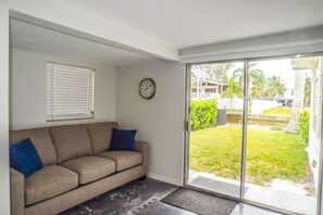 獨棟房屋, 1 張加大雙人床 (Fort Myers Couples Getaway) | 起居區 | 平面電視