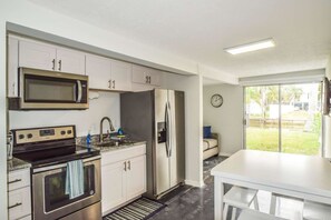 獨棟房屋, 1 張加大雙人床 (Fort Myers Couples Getaway) | 私人廚房 | 電冰箱、微波爐、烤箱、爐台