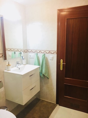Shower, hair dryer, towels - La Caleta (Parques Holandes): Beautiful apartment with 3 pools & free WiFi (La Oliva)