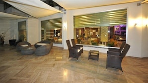 A spacious lobby with modern seating, large windows, and a view of the interior. - Asrin Beach (Alanya)