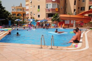 สระว่ายน้ำกลางแจ้ง