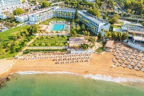 An aerial view of a resort with a swimming pool, beach area with sun loungers, and a hotel complex. - Yalihan Aspendos Hotel (Alanya)