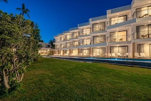 A modern hotel with a pool, multiple balconies, and a well-maintained lawn. - Yalihan Aspendos Hotel (Alanya)
