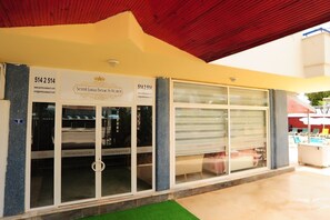 A beach hotel with a contact number and website displayed on the facade. - My Luna Playa (Alanya)