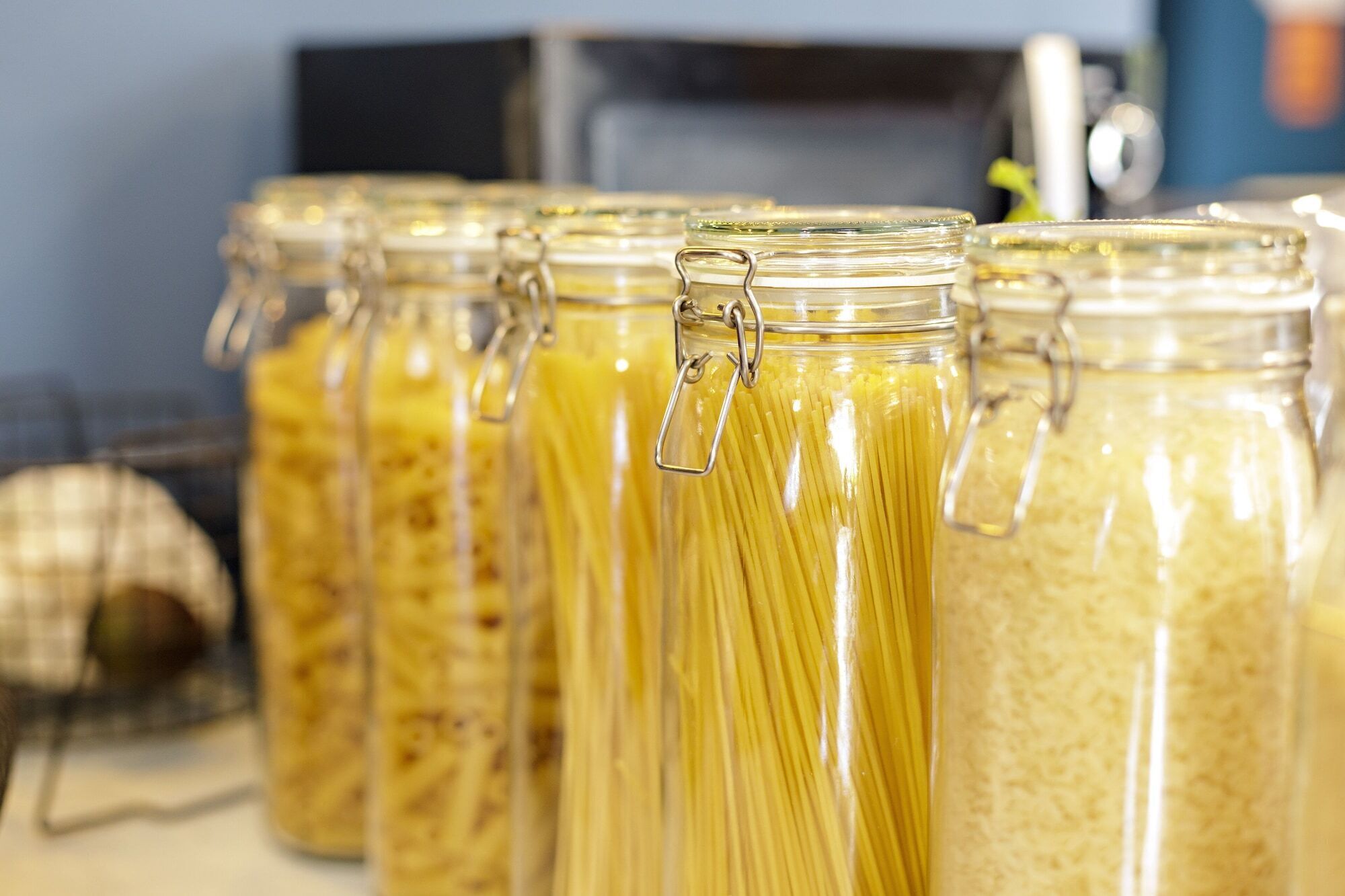 Frascos de vidrio con cierres metálicos que contienen pasta.