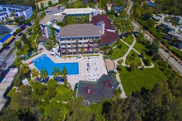 Una piscina cubierta, una piscina al aire libre
