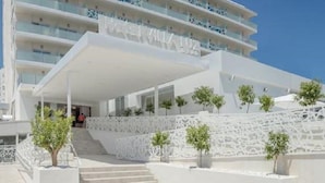 A modern hotel with multiple balconies, a covered entrance, and a white facade. - Villa Luz Family Gourmet & All Exclusive Hotel (Gandia)