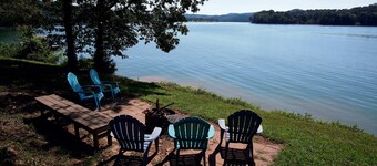 Checkout this beautiful lakefront home on Norris Lake! Open Christmas/New Years!