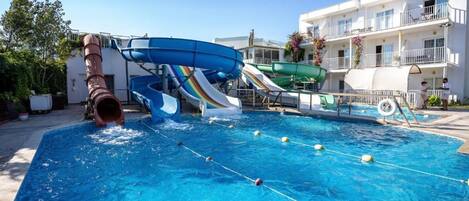 Hồ bơi ngoài trời