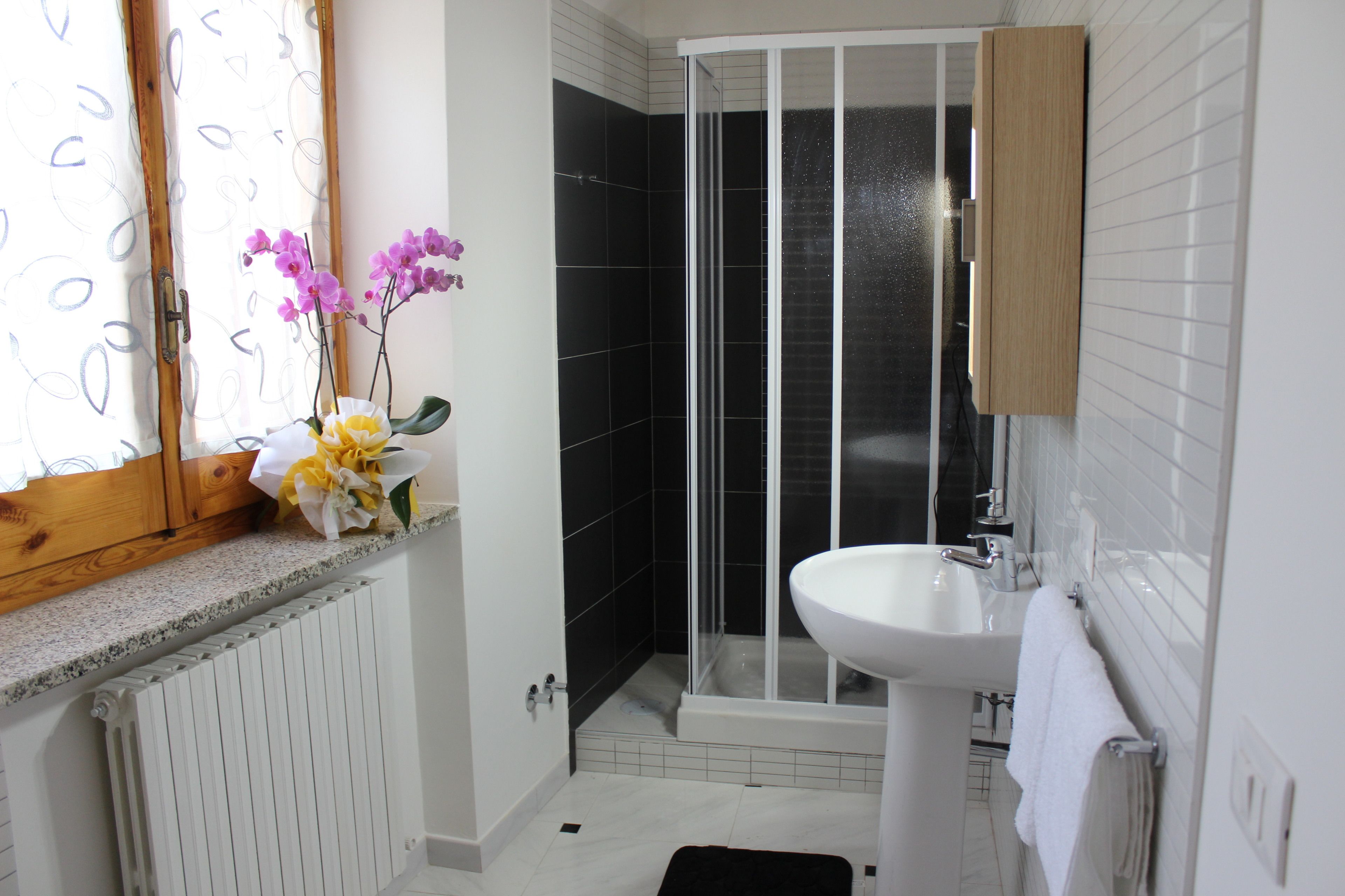 Comfort-Vierbettzimmer | Badezimmer | Dusche, kostenlose Toilettenartikel, Haartrockner, Bidet