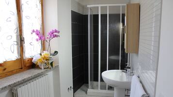 Comfort-Vierbettzimmer | Badezimmer | Dusche, kostenlose Toilettenartikel, Haartrockner, Bidet