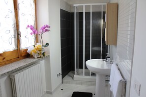 Comfort-Vierbettzimmer | Badezimmer | Dusche, kostenlose Toilettenartikel, Haartrockner, Bidet