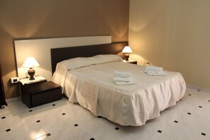 Individually decorated, iron/ironing board, free cots/infant beds - La Residenza del Marchesato (Marano Marchesato)