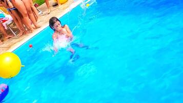 Außenpool (je nach Saison geöffnet), Sonnenschirme, Liegestühle