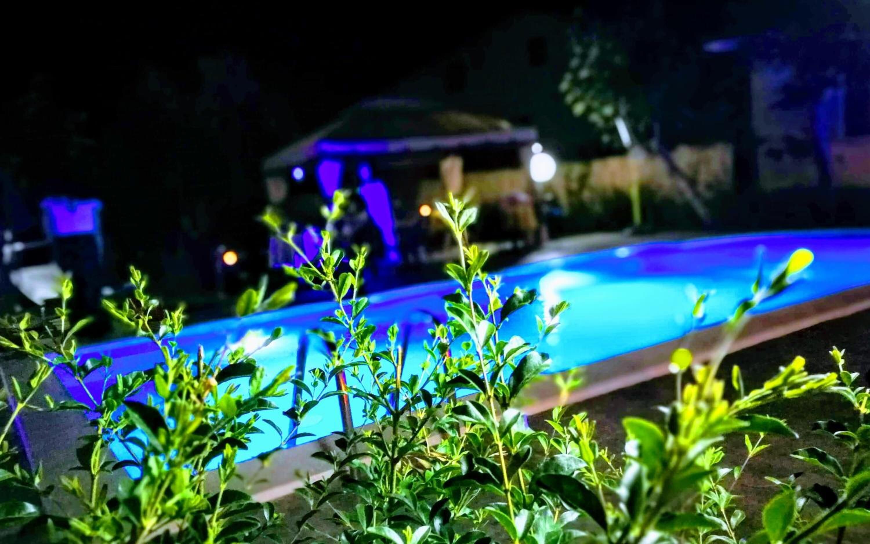 Piscina stagionale all'aperto, ombrelloni da piscina, lettini