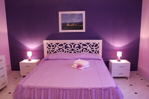 Habitación cuádruple | Decoración personalizada y tabla de planchar con plancha 
