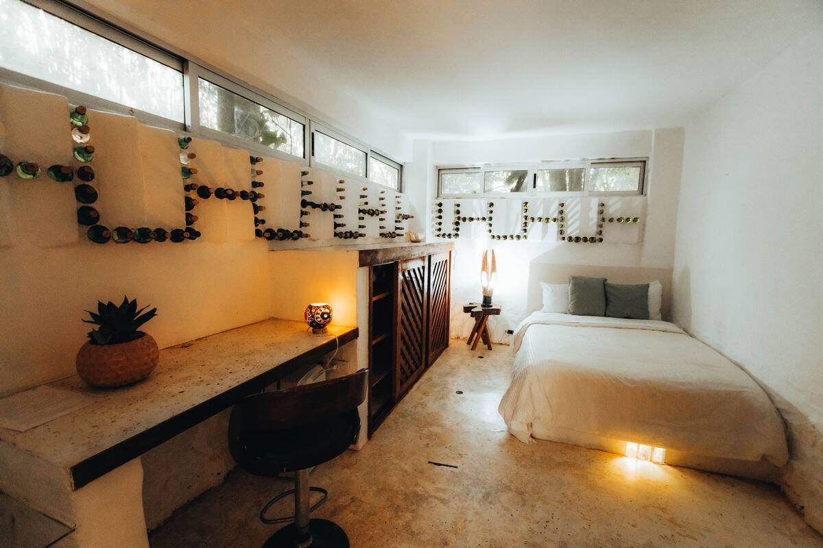THE CAVE | Soundproofing, free WiFi, bed sheets