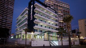 A multi-story hotel with a modern design, featuring balconies and a prominent entrance. - Brisa (Benidorm)