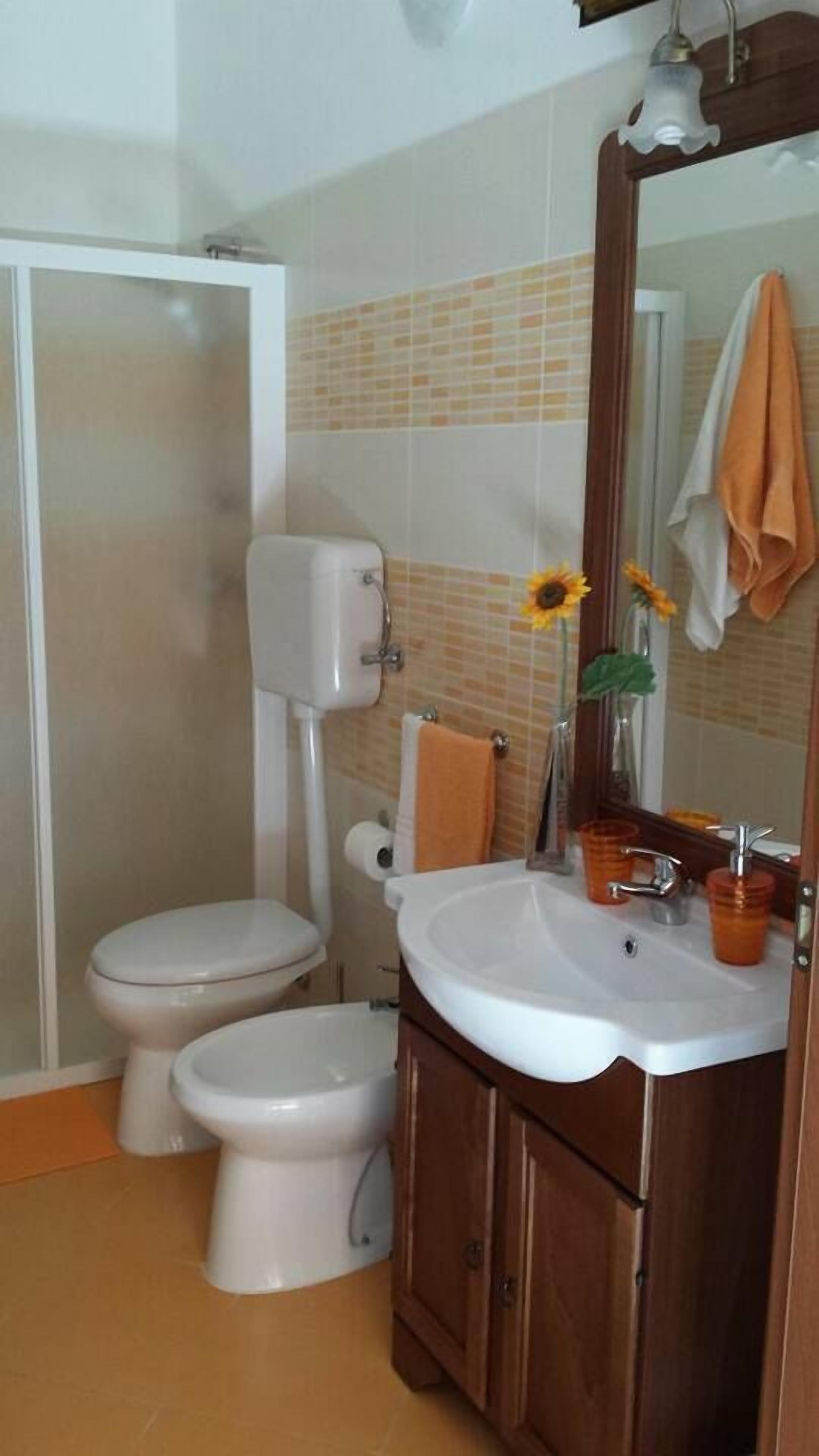 Comfort Double Room | Bathroom | Shower, free toiletries, hair dryer, bathrobes