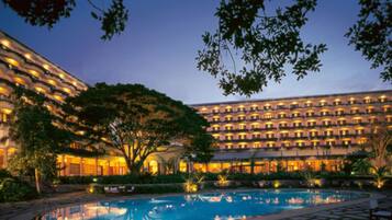 Alberca techada y alberca al aire libre