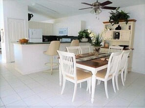 Villa, varias camas, alberca privada, vista a la alberca | Cocina privada | Refrigerador, microondas, parrilla de estufa y lavavajillas