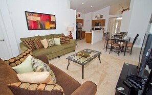 Ferienhaus, Mehrere Betten, eigener Pool, Poolblick | Wohnbereich | Fernseher
