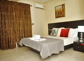 أغطية فراش متميزة وخزنة داخل الغرفة وبديكورات فريدة لكل غرفة