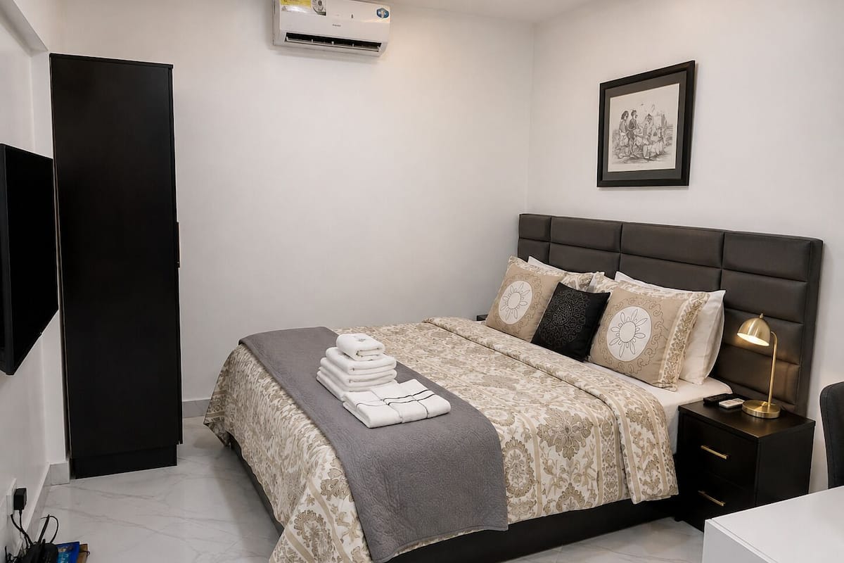 Estudio Confort | Ropa de cama de alta calidad y caja de seguridad en la habitación