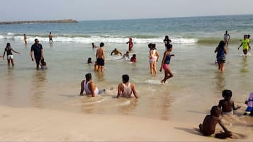 Una playa cerca, traslado desde/hacia la playa, 10 bares en la playa