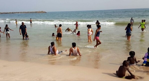 Ubicación cercana a la playa y servicio de transporte a la playa