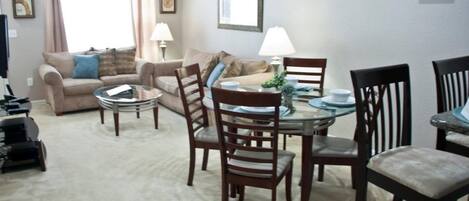 Casa, várias camas, piscina particular, vista para o jardim | Opções para refeição no quarto