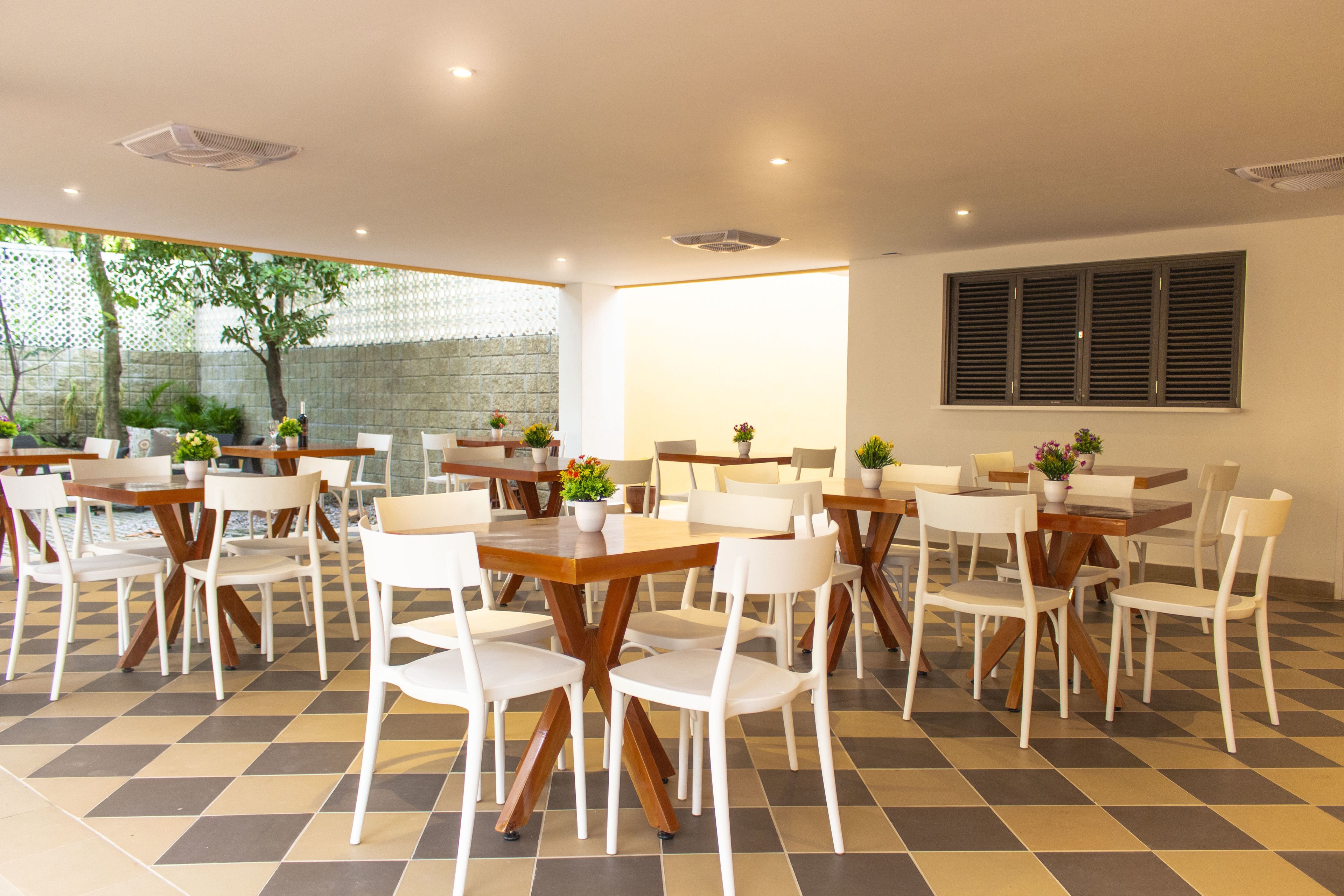 free daily cooked-to-order breakfast