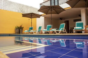 室外游泳池，09:00 至 21:00 开放，池畔遮阳伞，日光浴躺椅