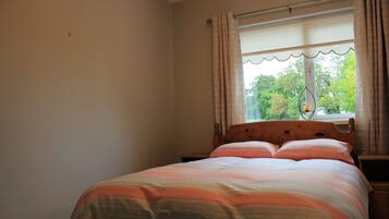 Family Cottage, 4 Bedrooms | Iron/ironing board, free WiFi, bed sheets