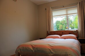 Family Cottage, 4 Bedrooms | Iron/ironing board, free WiFi, bed sheets - Woodview Cottage (Birr)