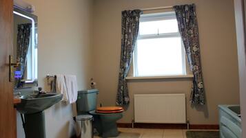 Family Cottage, 4 Bedrooms | Bathroom | Free toiletries, hair dryer, towels