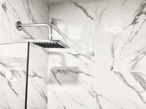 Shower, rainfall showerhead, designer toiletries, hair dryer - Ray Supreme TLV Beach Boutique Hotel (Tel Aviv)